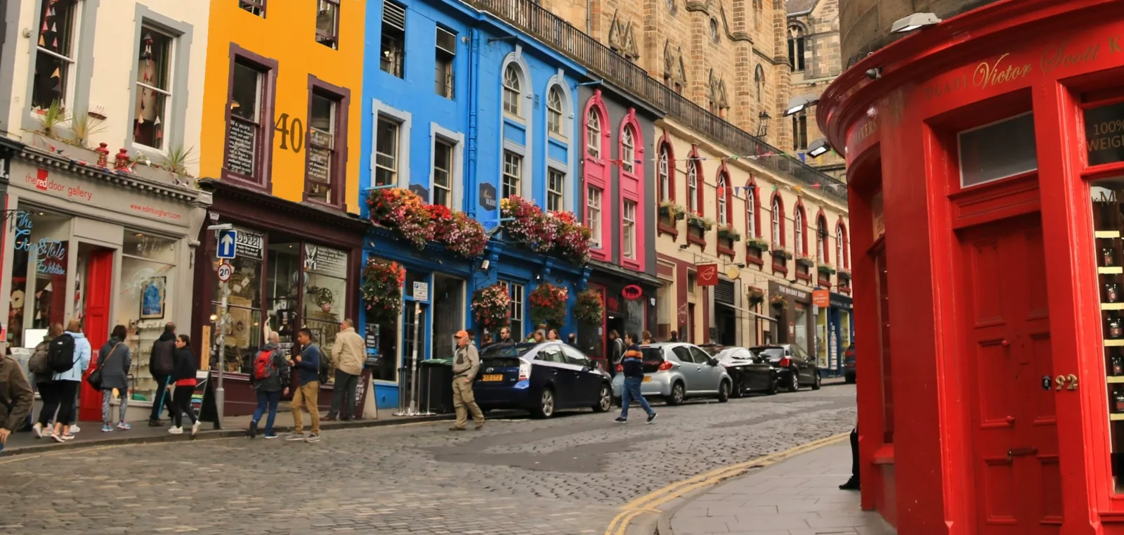 Victoria Street parece sacada de los libros: adoquines, curvas y tiendas imposibles. Pero ¿es de…