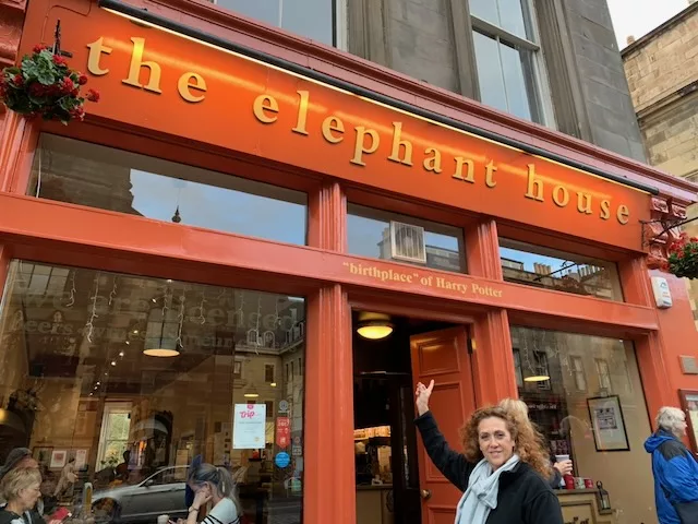 J.K. Rowling escribió gran parte de los libros de Harry Potter en cafeterías del centro de…